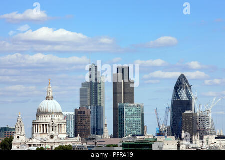 Gran Bretagna, Inghilterra, Londra, Città di Londra, skyline con la Cattedrale di St Paul e cetriolino Foto Stock