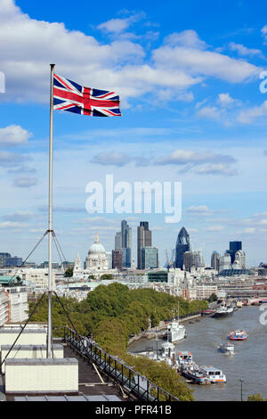 Gran Bretagna, Inghilterra, Londra, vista in elevazione della skyline della città con la Cattedrale di St Paul e cetriolino, tetto del Savoy Hotel con Union Jack in primo piano Foto Stock