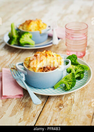 Due singoli cottage pie di ramekins Foto Stock