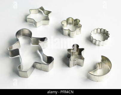 Sei in acciaio inox cookie cutters (biscuit cutters), forme diverse Foto Stock