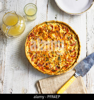 Pomodoro e Digione crostata con parmigiano e basilico crosta, brocca e vetro contenente soft drink Foto Stock