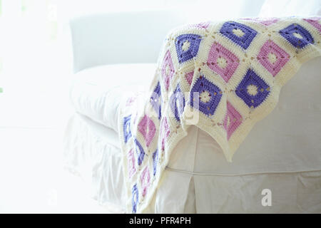 Maglia patchwork buttare sul divano bianco Foto Stock