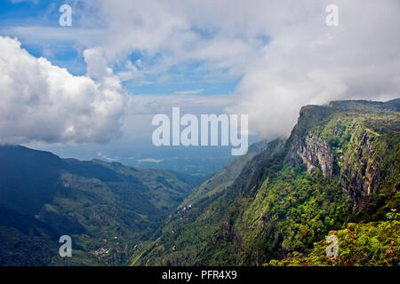 Sri Lanka, provincia di Uva, Nuwara Eliya, vista di Horton Plains National Park e la fine del mondo Foto Stock