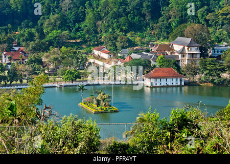 Sri Lanka, provincia centrale, Kandy, Sri Dalada Maligawa (Tempio del dente), tempio buddista sul lungolago Foto Stock