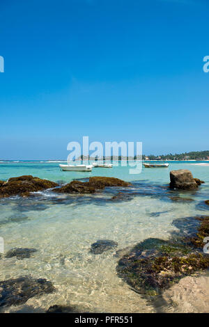 Sri Lanka, della Provincia Meridionale, Galle, Unawatuna, barche ormeggiate nella baia Foto Stock