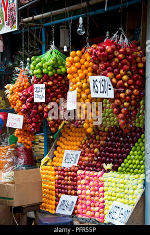 Sri Lanka, provincia occidentale, Colombo, Slave Island, varietà di frutti in stallo del mercato Foto Stock