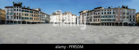 Una vista panoramica di Giacomo Matteotti Square a Udine, Italia Foto Stock