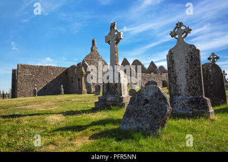 Clonmacnoise Cattedrale con le tipiche croci e tombe. Le rovine del monastero. L'Irlanda Foto Stock