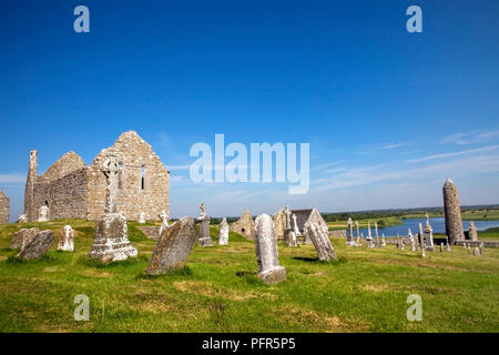 Clonmacnoise Cattedrale con le tipiche croci e tombe. Le rovine del monastero. L'Irlanda Foto Stock