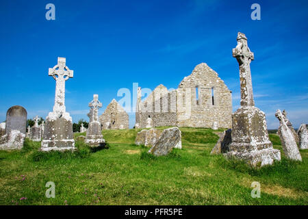 Clonmacnoise Cattedrale con le tipiche croci e tombe. Le rovine del monastero. L'Irlanda Foto Stock