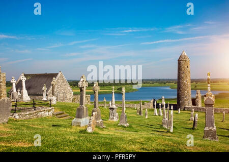 Clonmacnoise Cattedrale con le tipiche croci e tombe. Le rovine del monastero. L'Irlanda Foto Stock