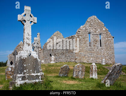 Clonmacnoise Cattedrale con le tipiche croci e tombe. Le rovine del monastero. L'Irlanda Foto Stock