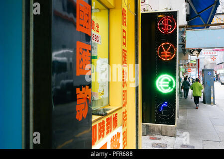 Hong Kong - Marzo 18, 2017 : Cambio valuta a Hong Kong street Foto Stock