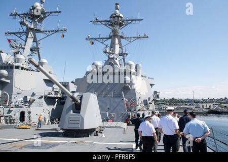 Everett, Washington. (21 maggio 2018) i funzionari assegnati al Arleigh Burke-class guidato-missile destroyer USS Gridley (DDG 101) dare la visita ufficiali tedeschi iscritti in generale internazionale/Admiral personale corso ufficiale (IGASOC) un tour della loro nave. Il tour è parte di una visita da parte di studenti IGASOC alla stazione navale di Everett. Foto Stock