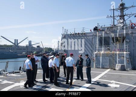 Everett, Washington. (21 maggio 2018) i funzionari assegnati al Arleigh Burke-class guidato-missile destroyer USS Gridley (DDG 101) dare la visita ufficiali tedeschi iscritti in generale internazionale/Admiral personale corso ufficiale (IGASOC) un tour della loro nave. Il tour è parte di una visita da parte di studenti IGASOC alla stazione navale di Everett. Foto Stock