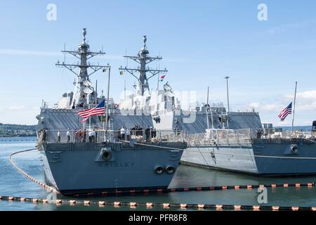 Everett, Washington. (21 maggio 2018) i funzionari assegnati al Arleigh Burke-class guidato-missile destroyer USS Gridley (DDG 101) dare la visita ufficiali tedeschi iscritti in generale internazionale/Admiral personale corso ufficiale (IGASOC) un tour della loro nave. Il tour è parte di una visita da parte di studenti IGASOC alla stazione navale di Everett. Foto Stock