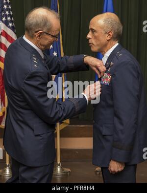 Lt. Gen. Mark A. Ediger (sinistra), Air Force chirurgo generale, premiato Air Force Distinguished Service Medal a Briga. Gen. Robert I. Miller (destra), aria in uscita forza operazioni mediche Agenzia comandante durante una cerimonia a base comune San Antonio-Lackland, Texas, 22 maggio 2018. Foto Stock