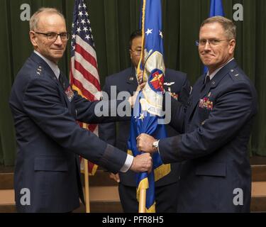 Lt. Gen. Mark A. Ediger (sinistra), Air Force Chirurgo generale facilita il passaggio del guidon a Briga. Gen. James H. Dienst (a destra), Air Force operazioni mediche Agenzia comandante durante un cambio del comando cerimonia alla base comune San Antonio-Lackland, Texas, 22 maggio 2018. Dienst supervisionerà la realizzazione della Air Force Chirurgo generale di politiche di sostegno Aria forza expeditionary capacità, le operazioni di assistenza sanitaria e di strategia nazionale di sicurezza. Foto Stock