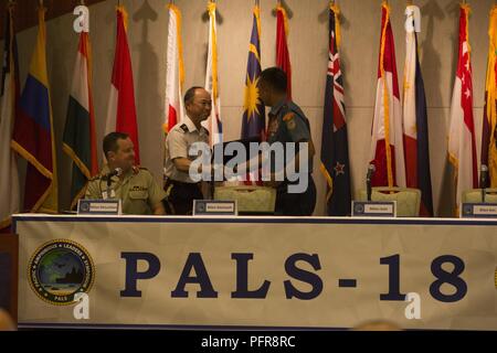 Giappone Self Defence Force Il Mag. Gen. Shinichi Aoki, sinistra, comandante generale, anfibi Rapid Deployment brigata, scuote le mani con Indonesian Marine Corps Brig. Gen. Nur Alamsyah, commander, 2a forze di Marino, durante il pacifico leader anfibio Symposium (PALS) 2018 a Honolulu, Hawaii, 22 maggio 2018. Lo scopo di Pals è di riunire i dirigenti senior di alleati e partner le forze armate con un interesse per le operazioni anfibie e lo sviluppo delle capacità al fine di promuovere la stabilità e la prosperità nella regione Indo-Pacifico. Foto Stock