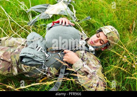 Un U.S. Pfc dell'esercito. Edwin Garcia, paracadutista assegnato per la cinquantaquattresima brigata battaglione ingegnere, 173rd Brigata Aerea, terre, dopo l'uscita da un U.S. Air Force 86aria Wing C-130 Hercules velivolo, durante il funzionamento in volo a Giulietta Drop Zone di Pordenone, Italia Maggio 22, 2018. Il 173rd Brigata aerea è l'U.S. Esercito di risposta di emergenza forza in Europa, in grado di proiettare le forze di pronto ovunque negli Stati Uniti Europeo, Africa Centrale o comandi in aree di responsabilità. Foto Stock