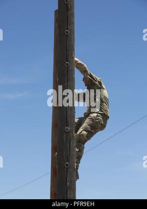 Stati Uniti Soldato Sgt. Drew Madsen, assegnato alla Cyber brigata di protezione, si arrampica verso il basso la scala di Giacobbe durante la rete Enterprise Command () NETCOM guerriero migliore concorrenza a Fort Huachuca, AZ., 21 maggio 2018. Durante la NETCOM guerriero migliore concorrenza, U.S. Segnale di esercito di soldati provenienti da tutto il mondo hanno partecipato al NETCOM guerriero migliore concorrenza per essere testati in navigazione terrestre, una sollecitazione shoot, un miglio 12 ruck marzo, un percorso ad ostacoli, un esercito fisica test di fitness e di un consiglio di amministrazione. Foto Stock