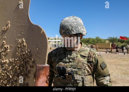 Stati Uniti Soldato Spc. Andrew Feazelle, assegnato al segnale 7 di comando, dura prova scritta per la rete Enterprise Command (NETCOM) Concorrenza guerriero migliore concorrenza a Fort Huachuca, AZ., 18 maggio 2018. Durning la NETCOM guerriero migliore concorrenza, U.S. Segnale di esercito di soldati provenienti da tutto il mondo hanno partecipato al NETCOM guerriero migliore concorrenza per essere testati in navigazione terrestre, una sollecitazione shoot, un miglio 12 ruck marzo, un percorso ad ostacoli, un esercito fisica test di fitness e di un consiglio di amministrazione. Foto Stock