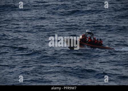 Un USCGC Mellon (WHEC 717) Imbarco team torna al 378-piede alta endurance taglierina dopo la conduzione di una applicazione della legge imbarco sulla nave da pesca Big Blue durante un Alaskan patrol nel mare di Bering, 23 maggio 2018. Il Mellon equipaggio applicate le leggi e i regolamenti relativi alla conservazione della pesca degli Stati Uniti stock. Stati Uniti Coast Guard Foto Stock