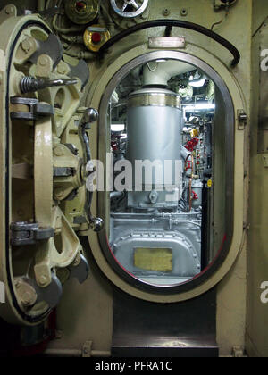 Vista berlina della General Motors 278A motori diesel della BAP Abtao (SS-42) sottomarini della Marina peruviana. La nave, una classe di sgombro sottomarino, costruito dalla Electric Boat Company, è stata consegnata il 1 marzo 1954, dismesso nel 1998 e divenne una nave museo nel 2004. Credito: Fotoholica Press Agency/Alamy Foto Stock