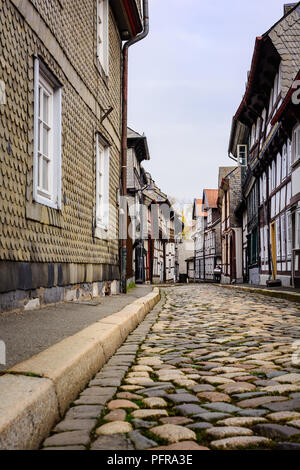 Ciottoli percorso di pietra rivestita con edilizia cinquecentesca nella città tedesca di Goslar. Foto Stock