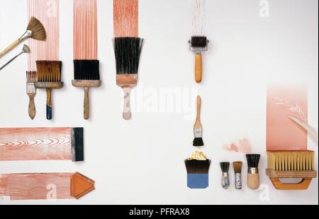 Una selezione di decorazione di spazzole e rulli Foto Stock
