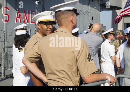 Stati Uniti Marine Corps Capt. Xavier Carranza, sinistra, parla con la CPL. Robert Wolfe, destra, con scopi speciali Air-Ground Marine Task Force Settimana della flotta di New York, durante un Fox & Amici tutti americani estate una serie di concerti a bordo di mare intrepido, aria, e Space Museum di New York, New York, 25 maggio 2018. Marines, marinai e la costa guardie sono a New York per interagire con il pubblico e dimostrare le funzionalità avanzate e insegnare alla gente di New York circa l'America servizi marittimi. Foto Stock