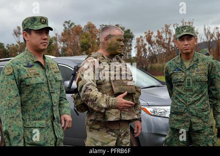 Col. Robert Ryan (centro), commander, 3° Brigata Team di combattimento, XXV divisione di fanteria, parla al Col. Leung Shing Tai (a destra) il comandante, 6° Divisione, Singapore Esercito e Col. Andrew Lim, commander, 9° Divisione, Singapore esercito, prima di iniziare un fuoco vivo esercizio per Tiger Balm 18 a Schofield Barracks, Hawaii, il 24 maggio 2018. Tiger Balm è un accordo bilaterale in materia di esercizio che si tiene annualmente tra gli Stati Uniti e Singapore eserciti. Foto Stock