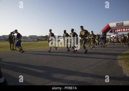 CAMP FOSTER, Okinawa, Giappone - Marines, marinai e i membri delle forze militari di avviare il memorial eseguire il 25 Maggio presso il Camp Foster, Okinawa, in Giappone. La corsa è stata in memoria della CPL. Sara Medina, fotografo di combattimento e Lance Cpl. Giacobbe abbraccio, videografo di combattimento con Marine Corps pacifico di installazione della telecamera di combattimento; Capt. Dustin R. Lukaswicz un UH-1Y Venom pilota e la sicurezza aerea officer, il cap. Christopher L. Norgren un UH-1Y Venom pilota, Sgt. Ward M. Johnson a UH-1Y Venom elicottero chief e Sgt. Eric M. marinaio a UH-1Y elicottero capo equipaggio di vendetta 01, Marine Attacco leggero elicottero Squadron (HMLA) 469. Foto Stock