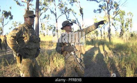 Stati Uniti Marines Corps Capt. Vince Margiotta, Comandante della società F, il tenente colonnello Daniel Conner, comandante del battaglione di 2-14 Queensland montato fanteria osservare la difesa essendo costruito durante Ex-Warfighter su acqua Shoal Bay Area Formazione, Australia Maggio 22, 2018. Ex-Warfighter è un esercizio al di là di Marine Darwin rotazionale che società integrato F come un allegato a 2-14 Queensland montata la fanteria. Foto Stock