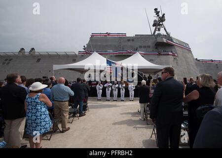 NH (26 maggio 2018) gli ospiti al momento della messa in funzione cerimonia per l'indipendenza-variante Littoral Combat Ship USS Manchester (LCS 14) stand per l'inno nazionale. Manchester è il dodicesimo programma Littoral Combat Ship per immettere la flotta e il settimo della variante di indipendenza. La nave è chiamato per la città di Manchester, New Hampshire ed è assegnato alla superficie navale forze, U.S. Flotta del pacifico. Foto Stock