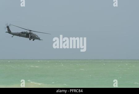 HH-60G spianare i falchi dal 920th ala di salvataggio a Patrick Air Force Base in Cocoa Beach, Florida, eseguire una ricerca di combattimento e dimostrazione di salvataggio a Miami Beach, in Florida, il 26 maggio 2018 durante la seconda Annuale Nazionale della Salute in America gli eroi di aria e di mare Show. I due giorni di evento militare vetrine jet da combattimento ed altri velivoli e attrezzature provenienti da tutti i rami del militare degli Stati Uniti in osservanza del Memorial Day. Foto Stock