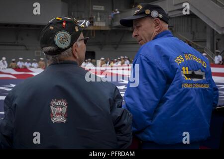 Marc Wolf, un veterano della Marina che servito sulla USS Intrepid dal 1971 al 1972, parla di un collega veterano come essi ne spiegherà la bandiera americana durante la Intrepid Giorno Memoriale della commemorazione a Intrepid Sea, Air & Space Museum di New York, 28 maggio 2018. Marines, marinai e la costa guardie sono a New York per interagire con il pubblico e dimostrare le funzionalità avanzate e insegnare alla gente di New York circa l'America servizi marittimi. Foto Stock