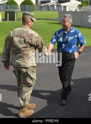 Hilo, Hawaii -- (da sinistra a destra) Joint Task Force 5-0 comandante generale, Briga. Gen. Kenneth S. Hara e Hawaii governatore David Ige, sedersi con la JTF 5-0 personale per un aggiornamento situazionale 27 maggio 2018, illustrando la Guardia Nazionale operazioni di risposta al 24 fessure di lava che si sono rotti a partire dal maggio 3. Dal 3 maggio più di 200 Nazionale soldati di guardia e Airman sono state attivate per supportare il costante sostegno a sforzi nel e intorno al quartiere di Puna sull'isola di Hawaii. Foto Stock