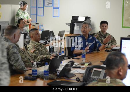 Hilo, Hawaii -- (da sinistra a destra) Joint Task Force 5-0 comandante generale, Briga. Gen. Kenneth S. Hara e Hawaii governatore David Ige, sedersi con la JTF 5-0 personale per un aggiornamento situazionale 27 maggio 2018, illustrando la Guardia Nazionale operazioni di risposta al 24 fessure di lava che si sono rotti a partire dal maggio 3. Dal 3 maggio più di 200 Nazionale soldati di guardia e Airman sono state attivate per supportare il costante sostegno a sforzi nel e intorno al quartiere di Puna sull'isola di Hawaii. Foto Stock