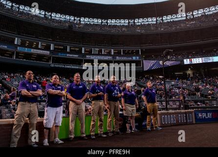 2018 del Dipartimento della Difesa giochi guerriero atleti preparati ad essere riconosciuto al Colorado Rockies Memorial Day Gioco a Denver in Colorado, 28 maggio 2018. Il DoD Warrior giochi sono un evento annuale, istituito nel 2010, per introdurre feriti e ammalati e feriti i membri del servizio di adaptive lo sport come un modo per migliorare il loro recupero e riabilitazione. Foto Stock