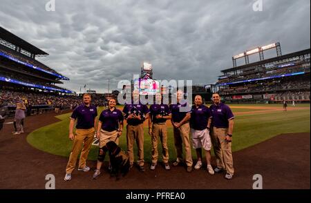 2018 il Dipartimento della Difesa del guerriero atleti giochi posano per una foto dopo essere stato riconosciuto a Colorado Rockies Memorial Day Gioco a Denver in Colorado, 28 maggio 2018. Il DoD Warrior giochi sono un evento annuale, istituito nel 2010, per introdurre feriti e ammalati e feriti i membri del servizio di adaptive lo sport come un modo per migliorare il loro recupero e riabilitazione. Foto Stock