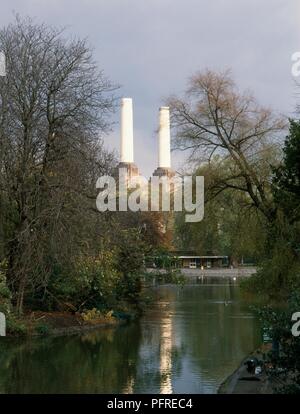 Gran Bretagna, Inghilterra, Londra, Battersea, vista dal Parco di Battersea verso Battersea Power Station, autunno Foto Stock