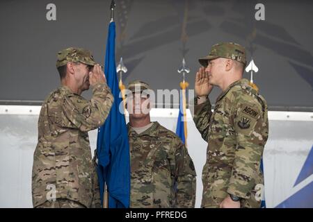 Col. Paolo Betulla, diritto, in arrivo 93d'aria le operazioni a terra ala (AGOW) commander, esegue il rendering di un saluto per il Mag. Gen. Scott Zobrist, 9 Air Force commander, durante un cambio del comando cerimonia, Maggio 23, 2018 a Moody Air Force Base, Ga. Questo evento segna l inizio di un nuovo regime come la betulla diventa il settimo comandante del 93d AGOW. Foto Stock