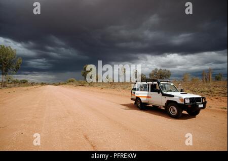 Australia, Territorio del Nord, 4-trazione parcheggiato su Mereenie Loop Road Foto Stock
