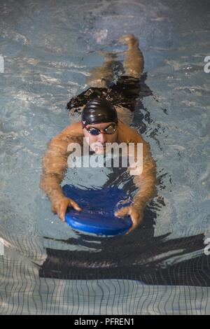 Stati Uniti Marine Corps Staff Sgt. Robert Dominguez nuota giri durante un 2018 DoD giochi guerriero nuotare pratica a Cheyenne Mountain High School in Colorado Springs, Colo., 25 maggio 2018. Il guerriero giochi è adattativa di competizione sportiva per i feriti e ammalati e feriti i membri del servizio e i veterani. Foto Stock