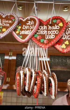 In Germania, in Baviera stato, città di Bamberga, Lebkuchen tradizionale a forma di cuore biscotti appeso di stallo del mercato Foto Stock