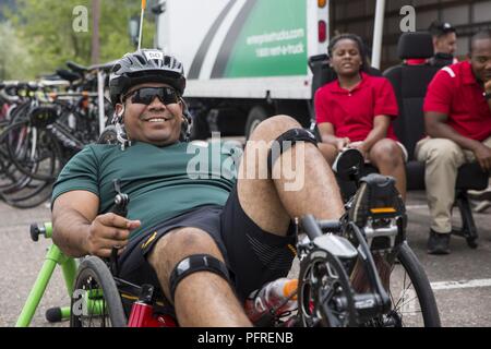 Stati Uniti Marine Corps Staff Sgt. Jose Panez si prepara a ciclo durante un 2018 DoD giochi guerriero pratica ciclistica a Cheyenne Mountain High School in Colorado Springs, Colo., 26 maggio 2018. Il guerriero giochi è adattativa di competizione sportiva per i feriti e ammalati e feriti i membri del servizio e i veterani. Foto Stock