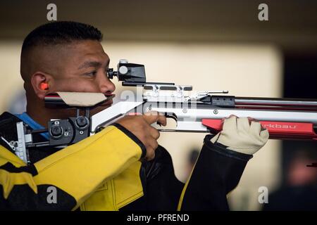 Stati Uniti Marine Corps Staff Sgt. Jose Panez mira verso il basso i suoi occhi durante un 2018 DoD Warrior giochi tiro a Cheyenne Mountain High School in Colorado Springs, Colo., 27 maggio, 2018. Il guerriero giochi è adattativa di competizione sportiva per i feriti e ammalati e feriti i membri del servizio e i veterani. Foto Stock