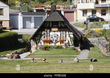 Germania Baden-Wuerttemberg membro, Schwarzwald (Foresta Nera), Triberg città più grande del mondo orologio a cucù Foto Stock