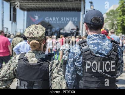 Supporto navale di Bethesda di attività delle forze di sicurezza fornita protezione di eventi durante l'invincibile spirito Festival, 24 maggio. La manifestazione si è svolta in collaborazione con Gary Sinise Foundation e l'uso della metropolitana. Foto Stock